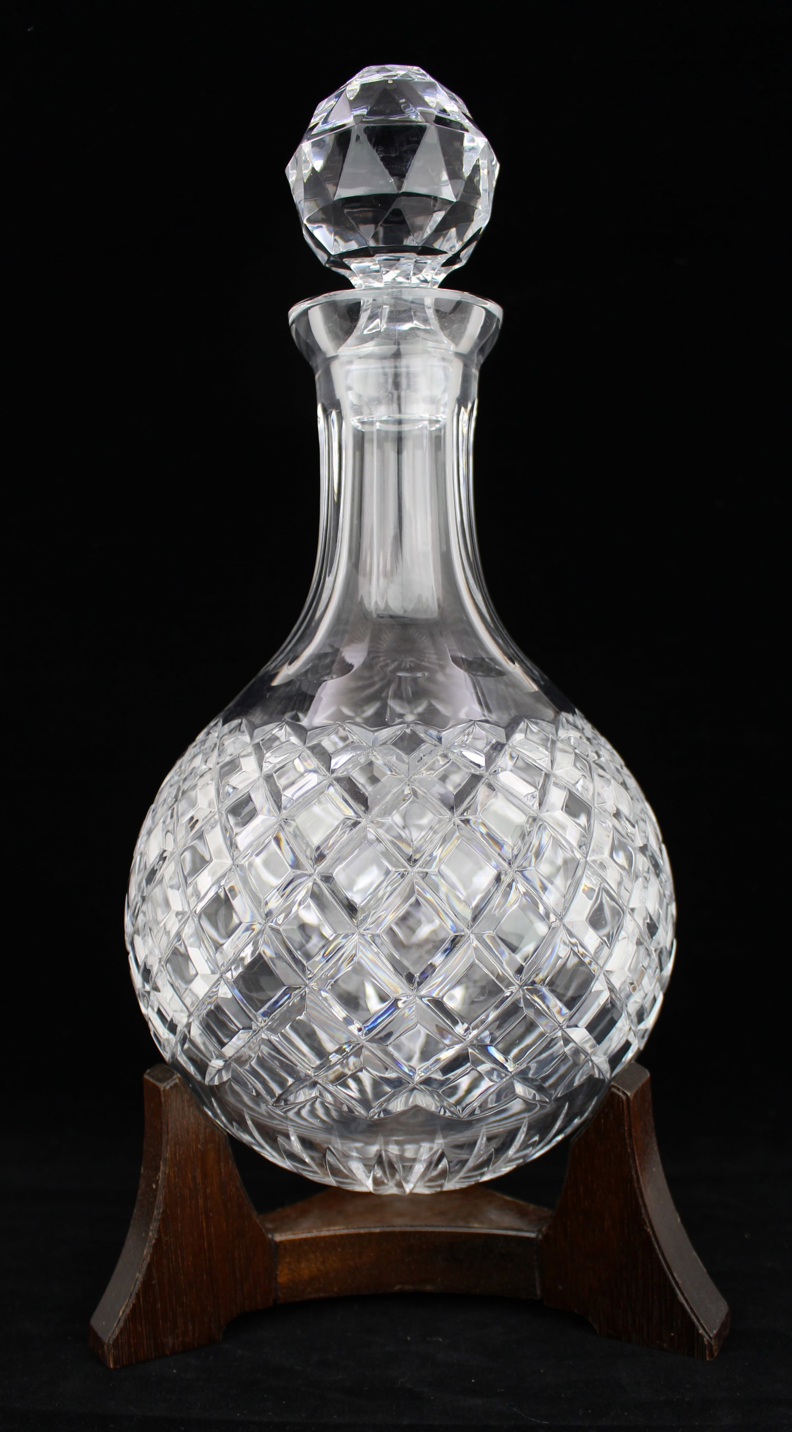 Fine Vintage Crystal Hogget Decanter on Stand: Title: Fine Vintage Crystal Hogget Decanter on Stand Description: Fine Vintage Crystal Hogget Decanter on Stand Mid-20th Century A fine quality, very heavy cut-crystal hogget deca
