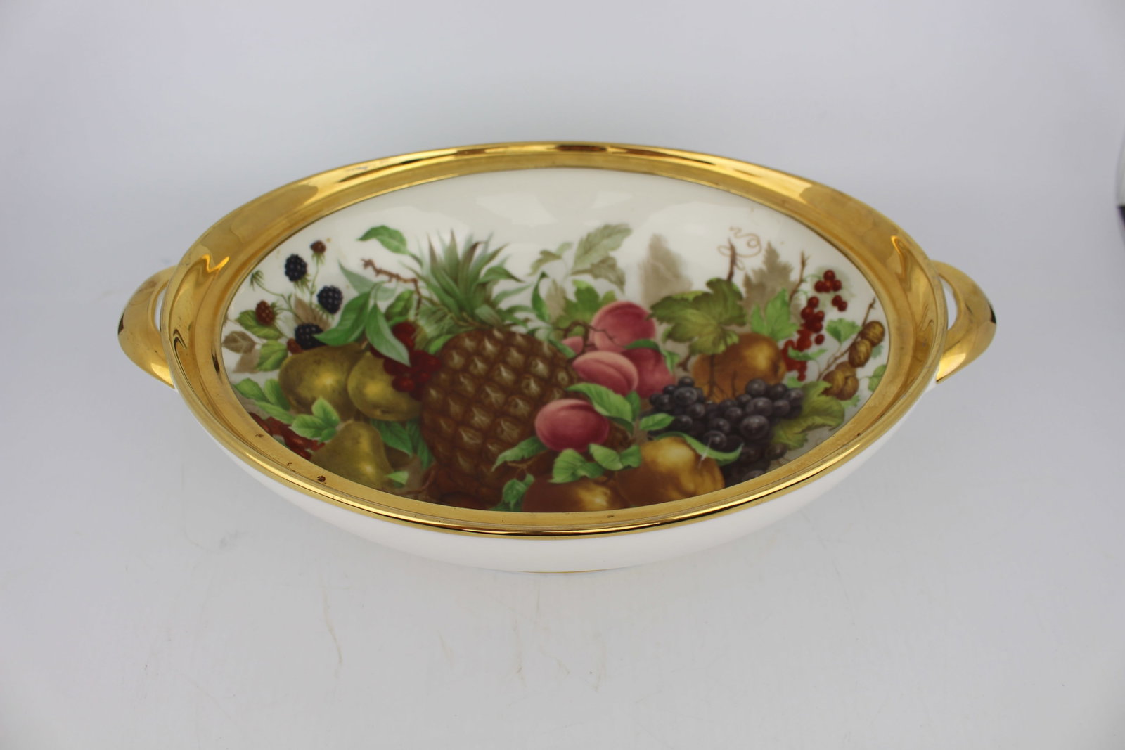 Salisbury Bone China Handled Serving Dish: Title: Salisbury Bone China Handled Serving Dish Description: Salisbury Bone China Handled Serving Dish. Measures 31 x 19 x 8 (height) cm. Substantial hairline crack Condition: Used Delivery option: