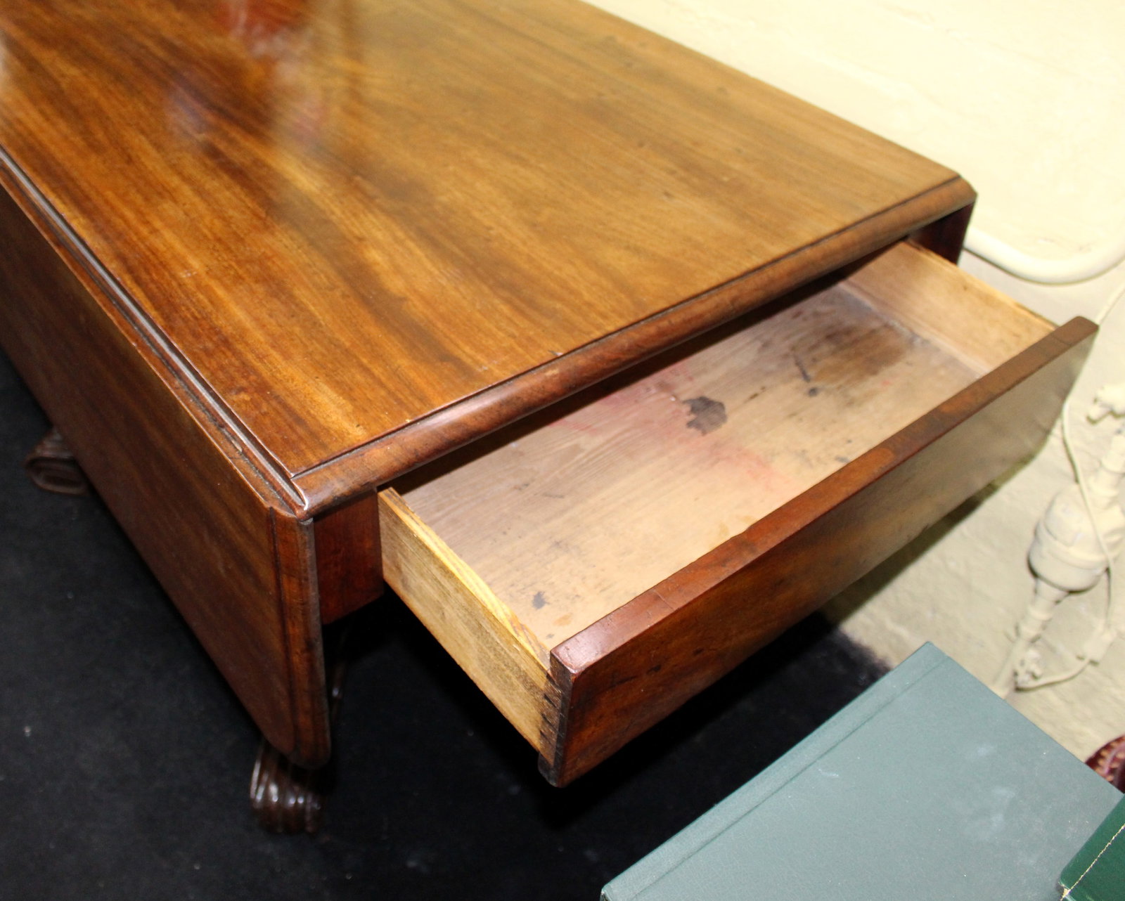 Antique William IV Mahogany Drop-Leaf Centre Table - 5