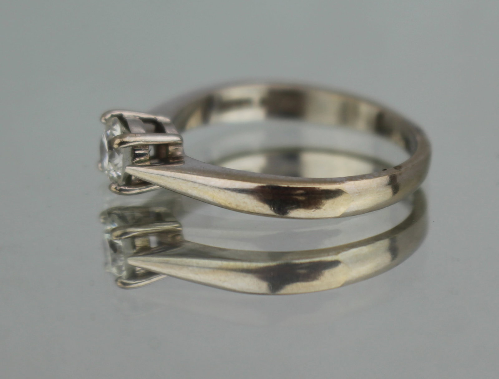 Round Brilliant Cut 0.53 Carat Diamond White Gold Ring - 2