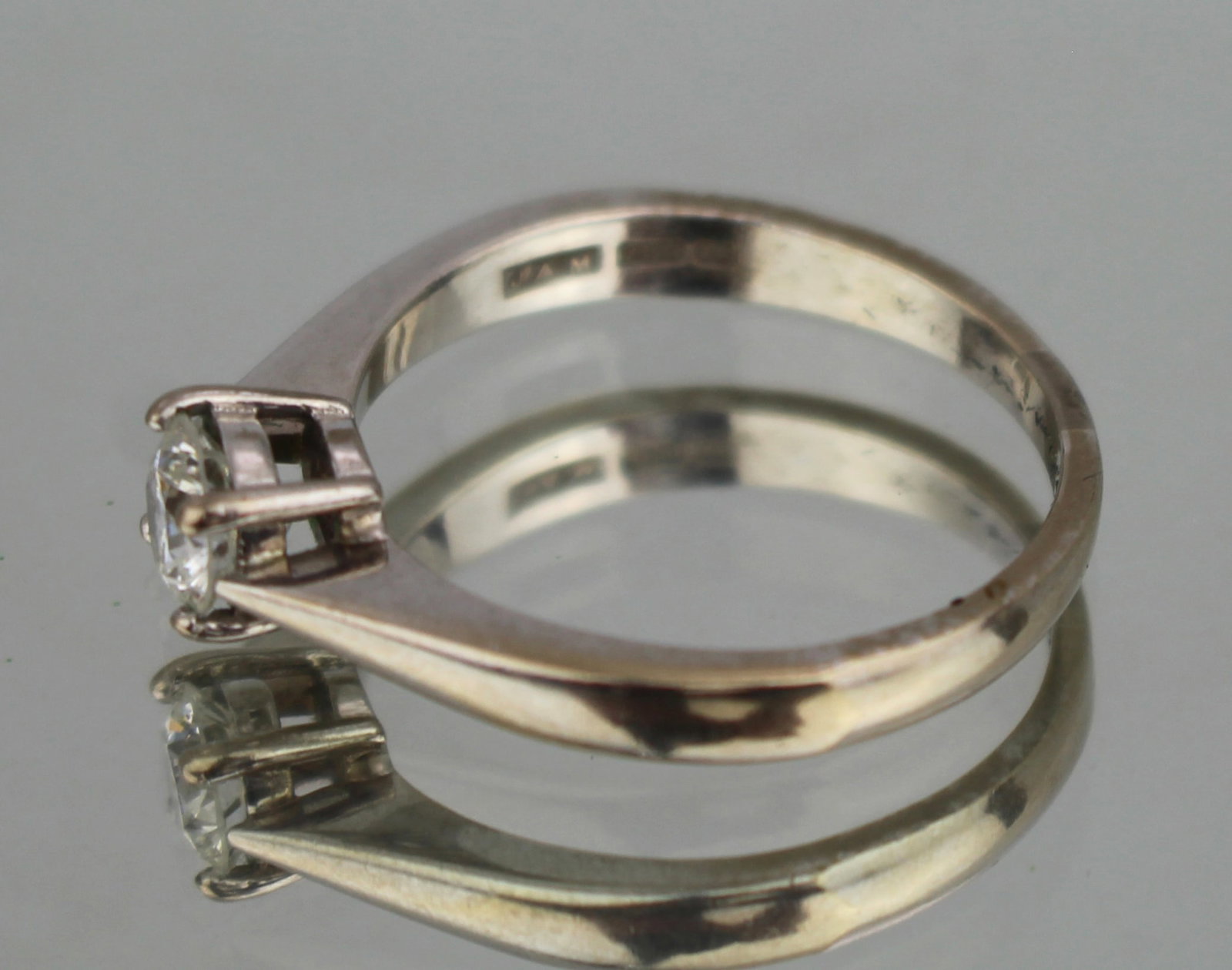 Round Brilliant Cut 0.53 Carat Diamond White Gold Ring - 3
