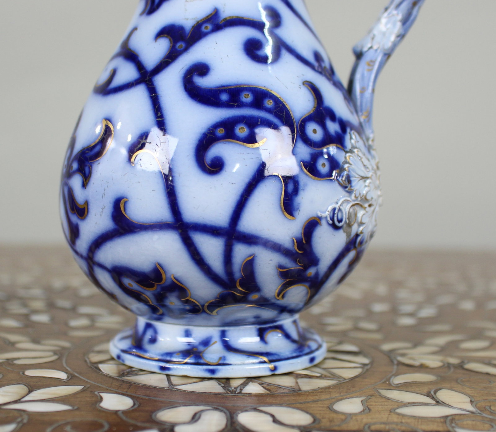 Victorian Flow Blue Relief-Moulded Jug with Pewter Lid, c.1850 - 3