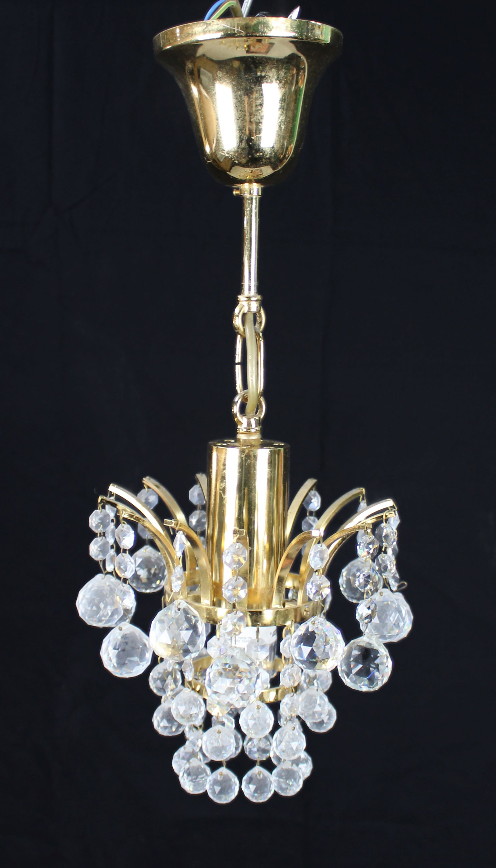 Fine Vintage Crystal Gold Plated Single Light Chandelier: Title: Fine Vintage Crystal Gold Plated Single Light Chandelier Description: Fine Vintage Crystal Gold Plated Single Light Chandelier. Width: 20 cm. Height: 46 cm Condition: Used Delivery option: