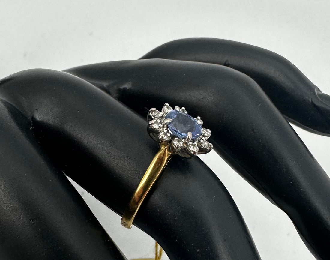 Vintage Cornflower Blue Sapphire & Diamond 18 ct. Cluster Ring - 4
