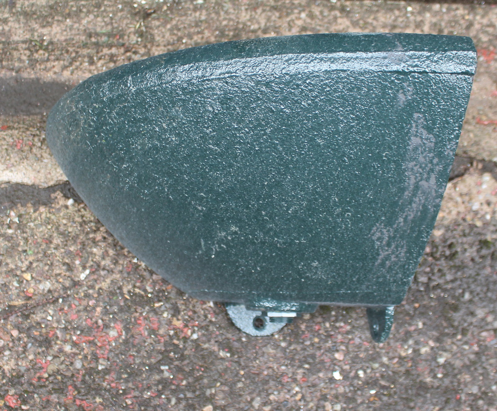 Antique Painted Cast Iron Corner Trough: Title: Antique Painted Cast Iron Corner Trough Description: Antique Painted Cast Iron Corner Trough Condition: Used Delivery option: Collection & Delivery Location: WR1 Category: Collectables