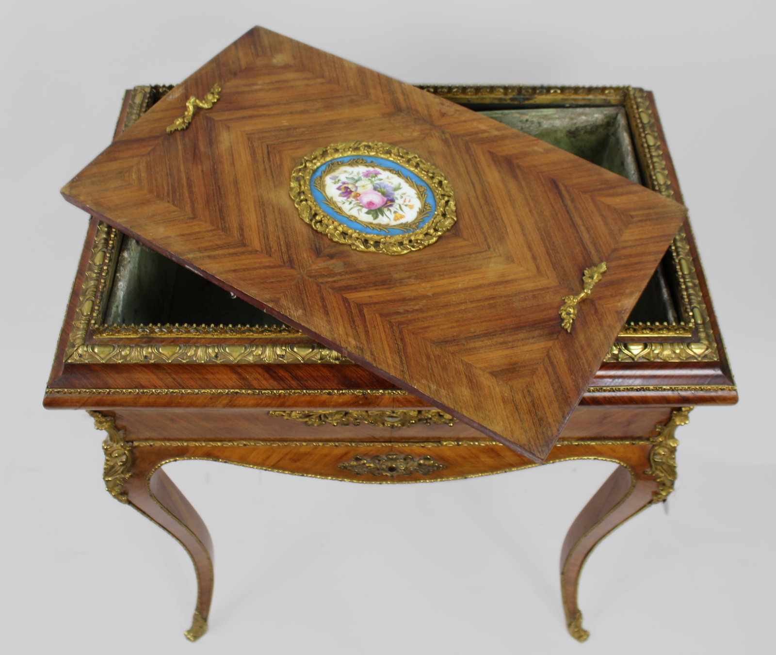 19th-Century French Kingwood Jardinière with Sèvres-Style Plaque - 9