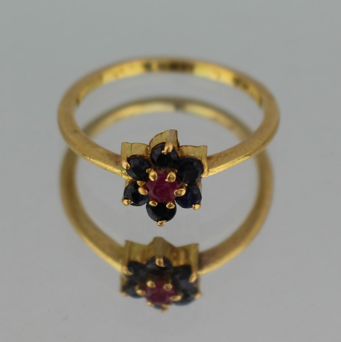 Vintage Ruby and Sapphire Cluster Ring in High Carat Gold - 2
