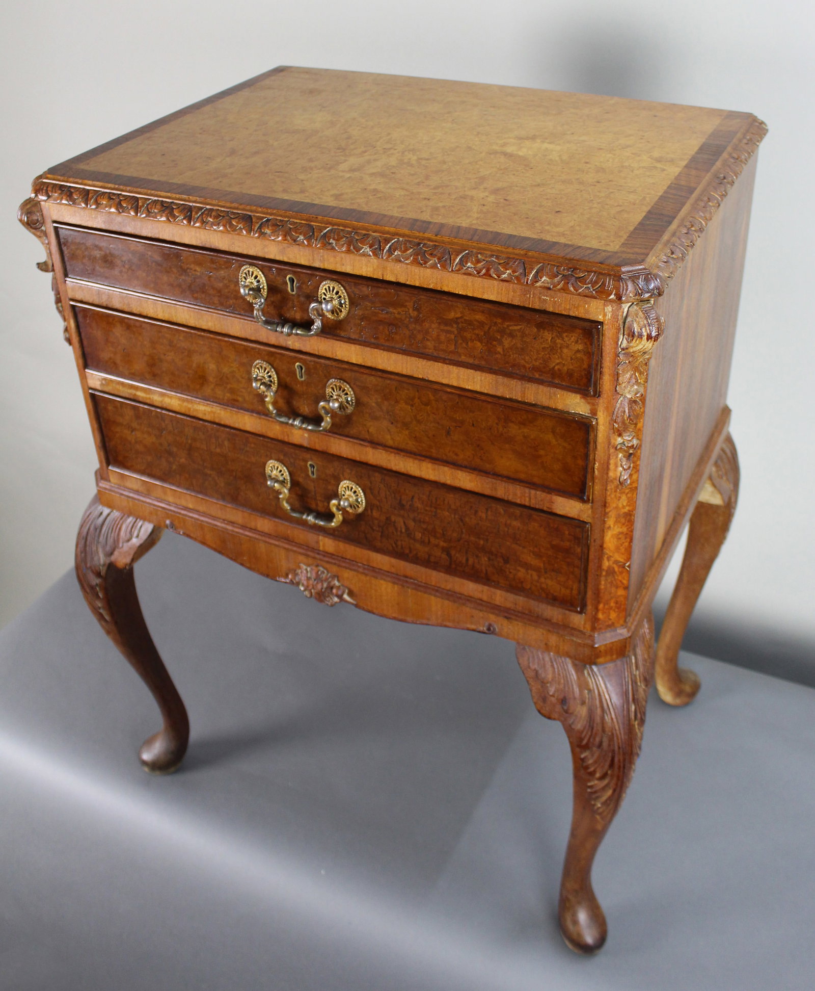 Vintage Walnut Chest of Drawers with Cabriole Legs and Gilt Handles: Title: Vintage Walnut Chest of Drawers with Cabriole Legs and Gilt Handles Description: Vintage Carved Walnut Chest of Drawers Vintage 20th century chest of drawers. Veneered in figured walnut, with