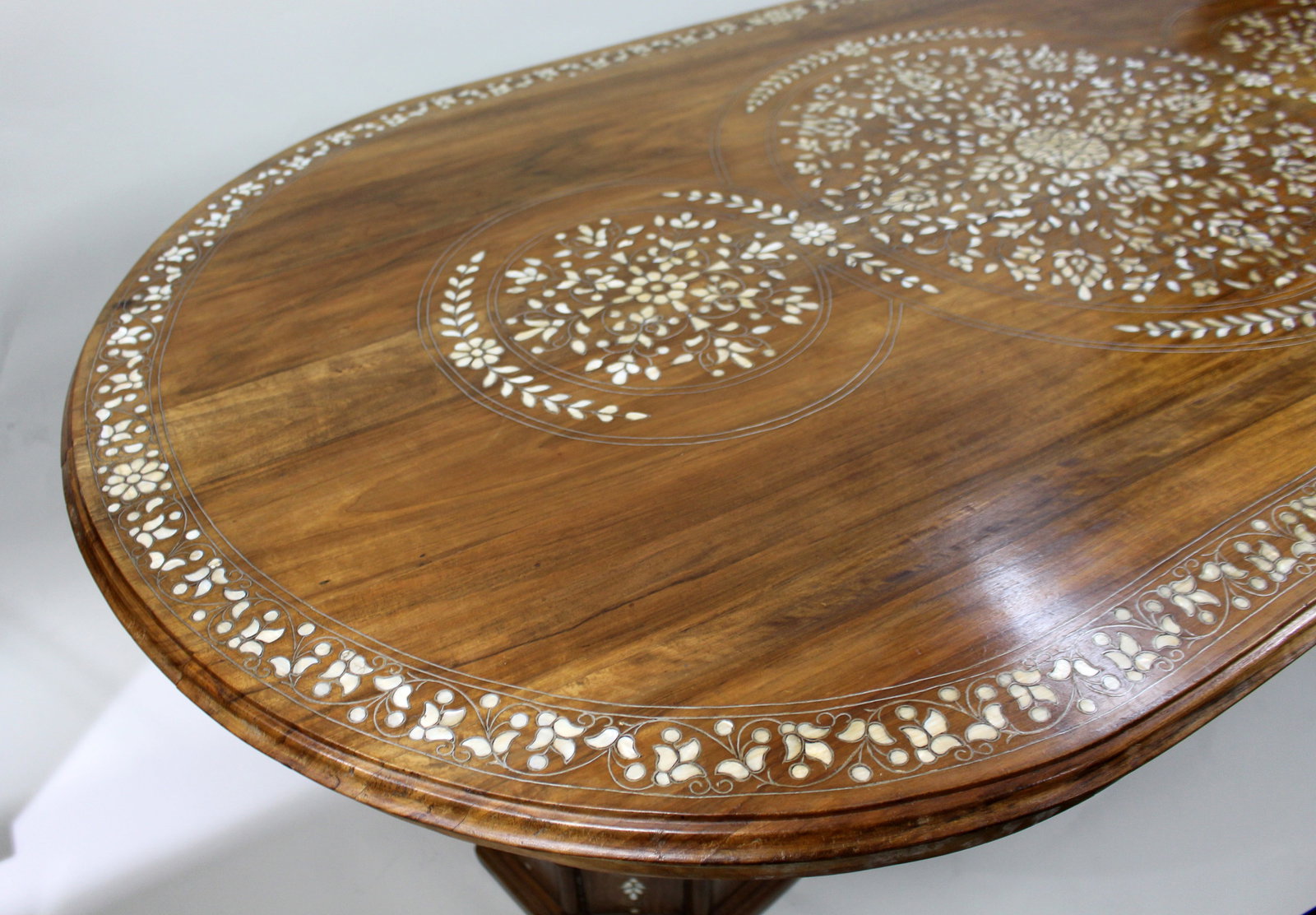 Mid-20th Century Anglo-Indian Inlaid Dining Table - 7