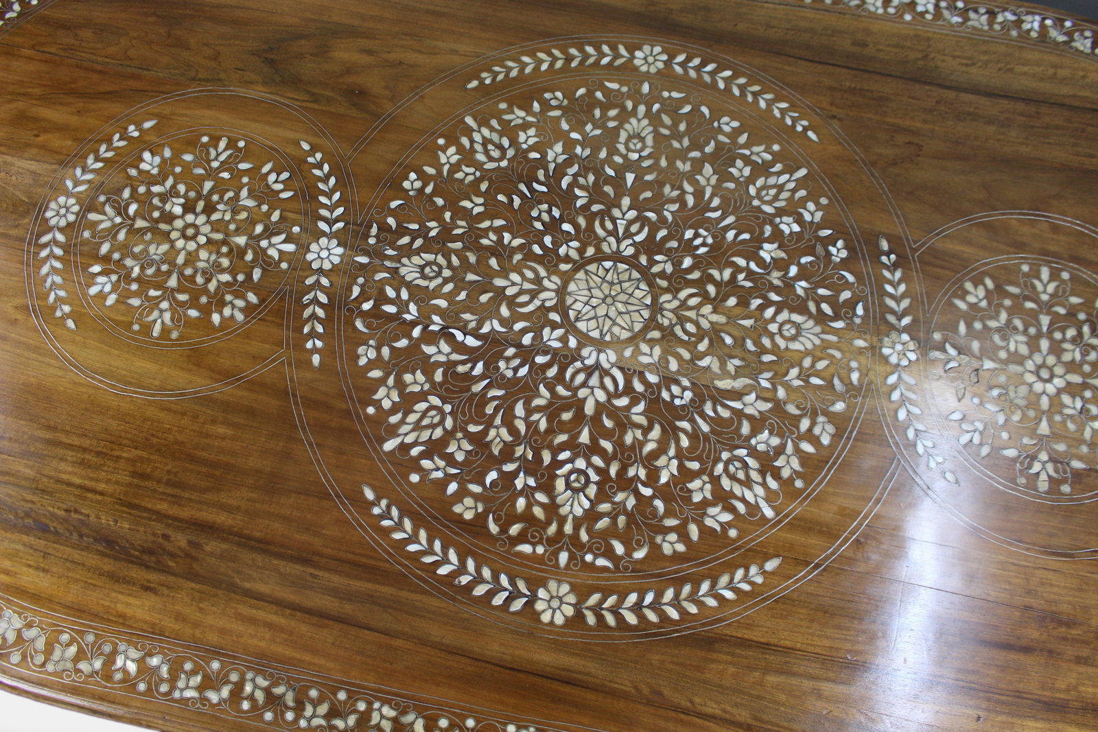 Mid-20th Century Anglo-Indian Inlaid Dining Table - 8