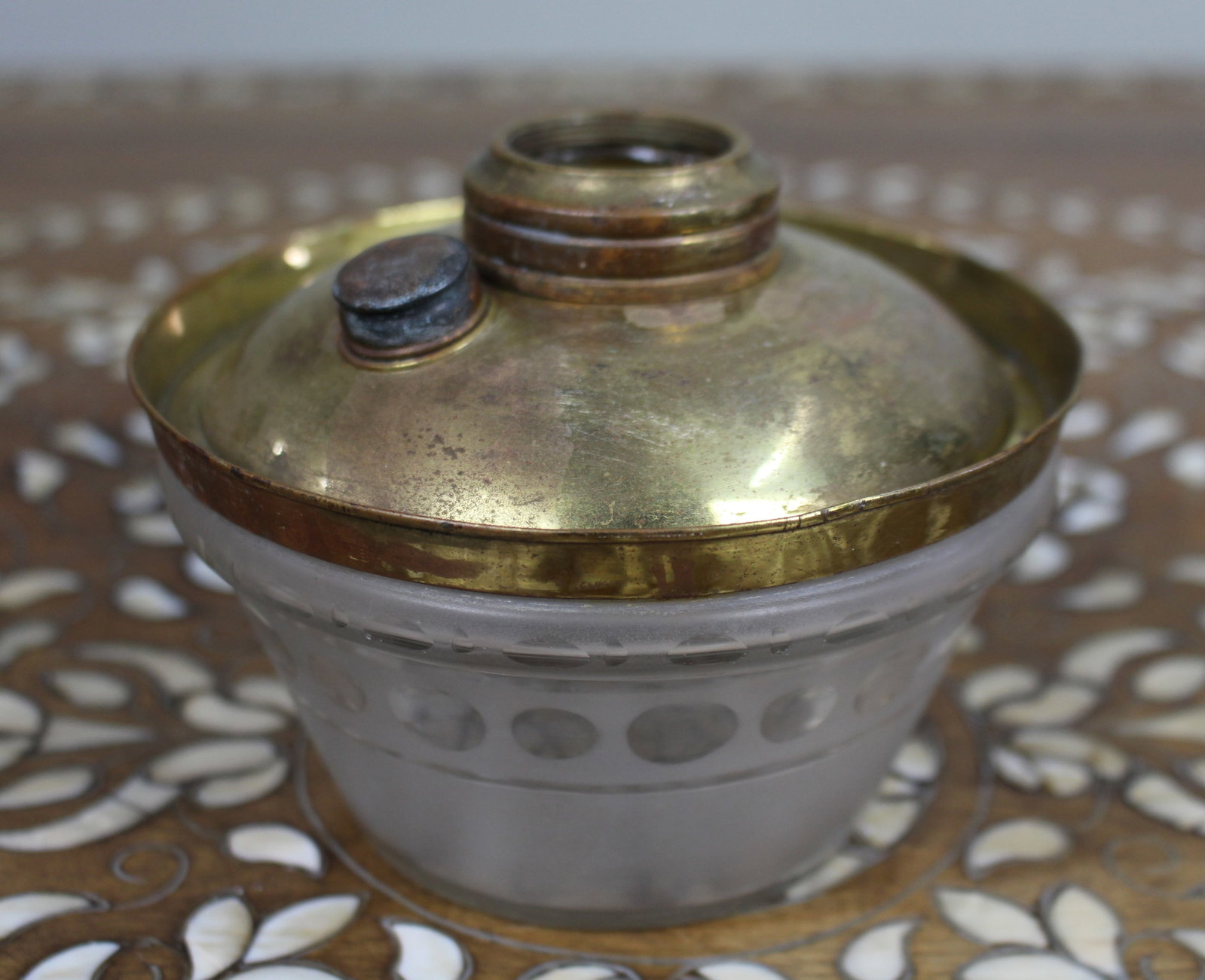 Victorian Frosted Glass and Brass Oil Lamp Font c.1900 (1 of 5)
