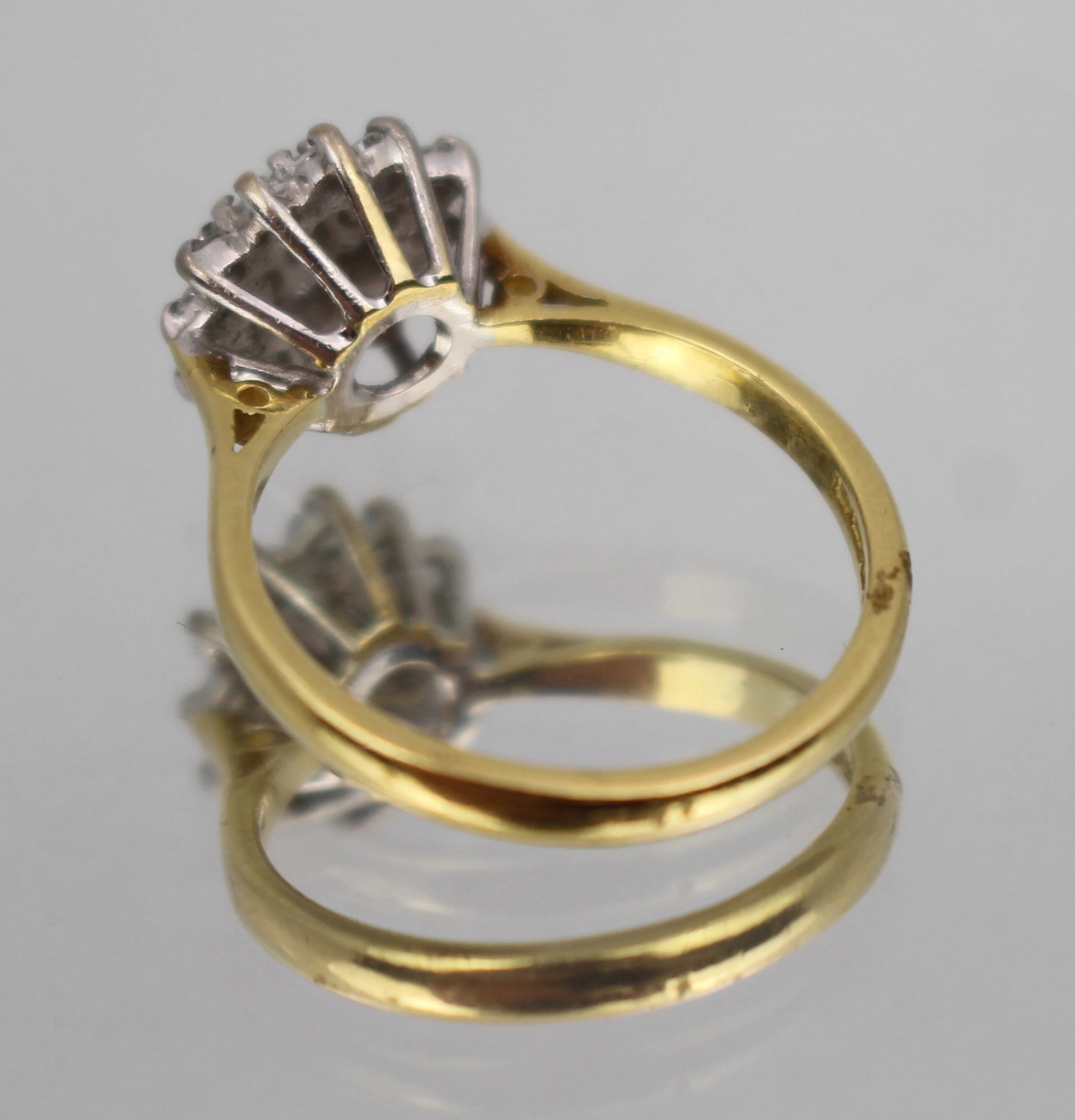 Vintage Diamond Cluster 18ct Gold Ring - 7