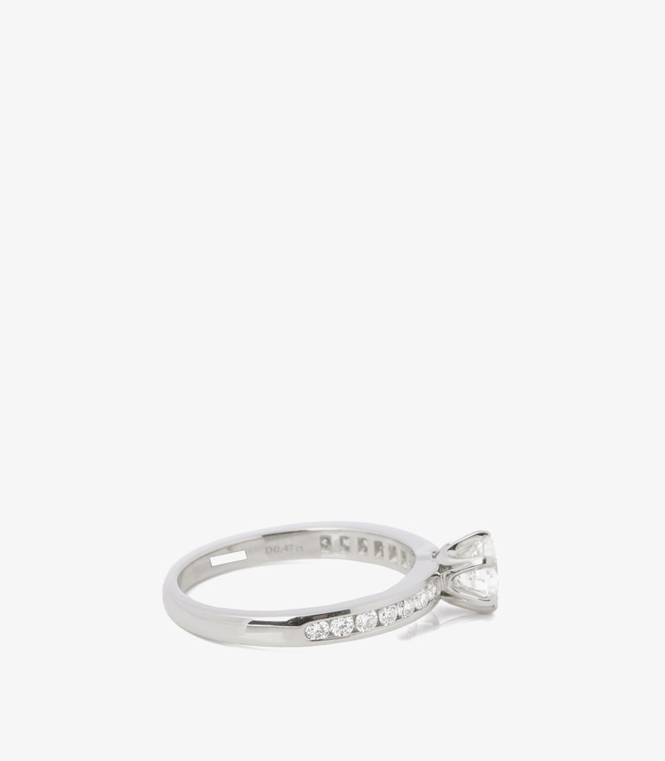 Tiffany & Co. Brilliant Cut 0.47ct with Diamond Shoulder Platinum Tiffany Setting Ring - 4