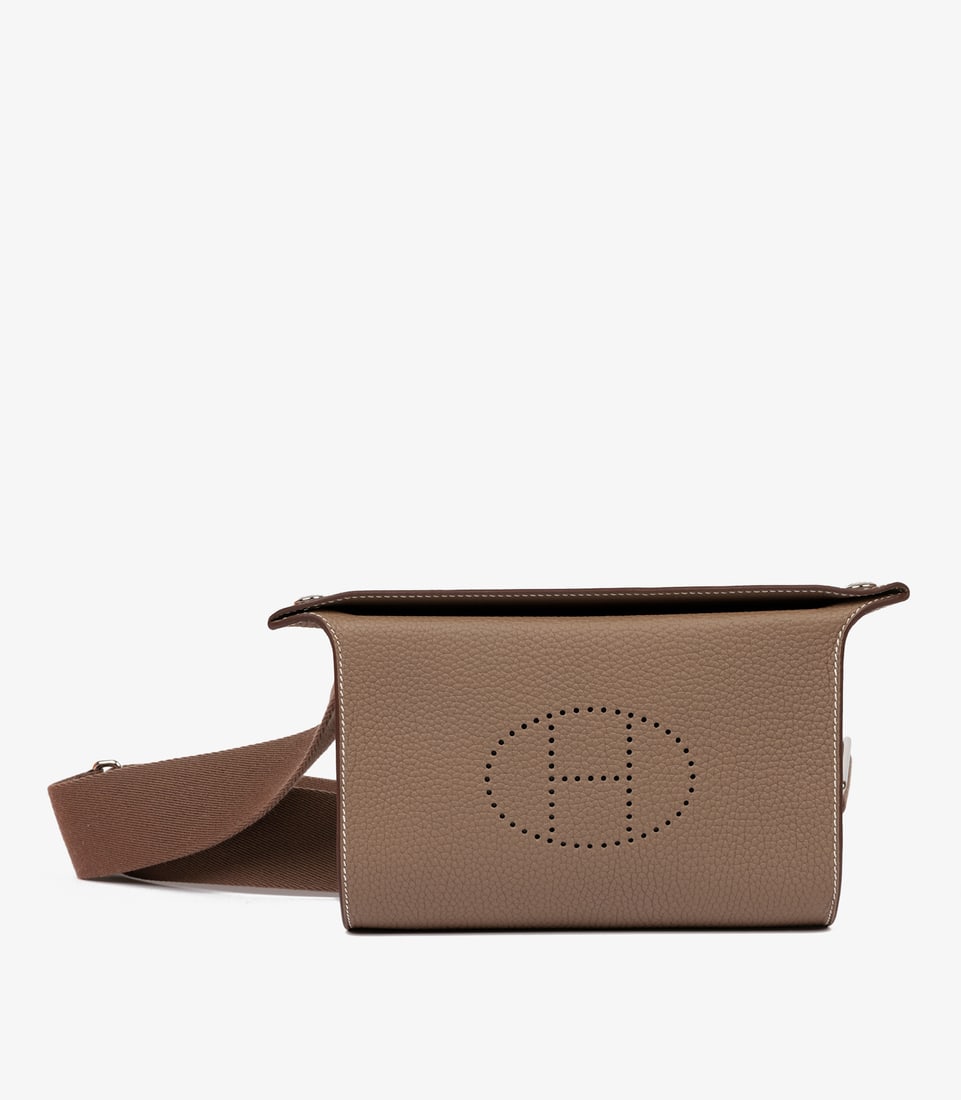 Hermès Etoupe Togo Leather Videpoches: Title: Hermès Etoupe Togo Leather Videpoches Description: Hermès Etoupe Togo Leather Videpoches Product Details Ref: HB5755 Brand: Hermès Model: Videpoches Type: Shoulder,