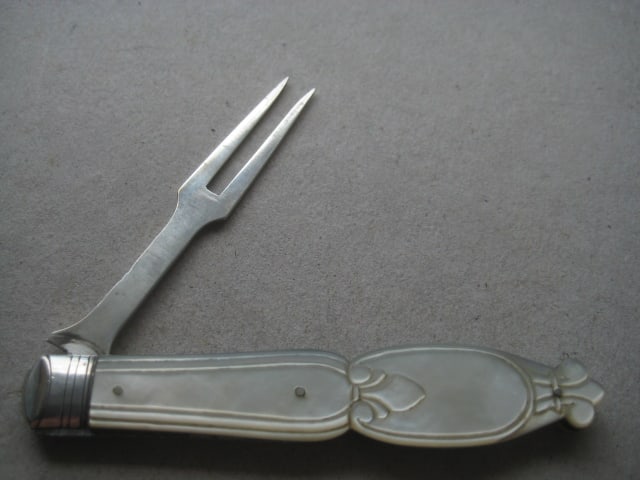 Victorian Mother of Pearl Hafted Silver Bladed Folding Fruit Fork - 2