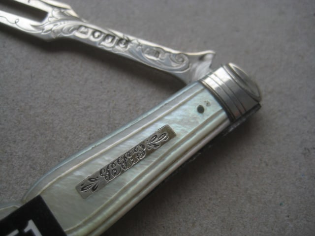 Victorian Mother of Pearl Hafted Silver Bladed Folding Fruit Fork - 4