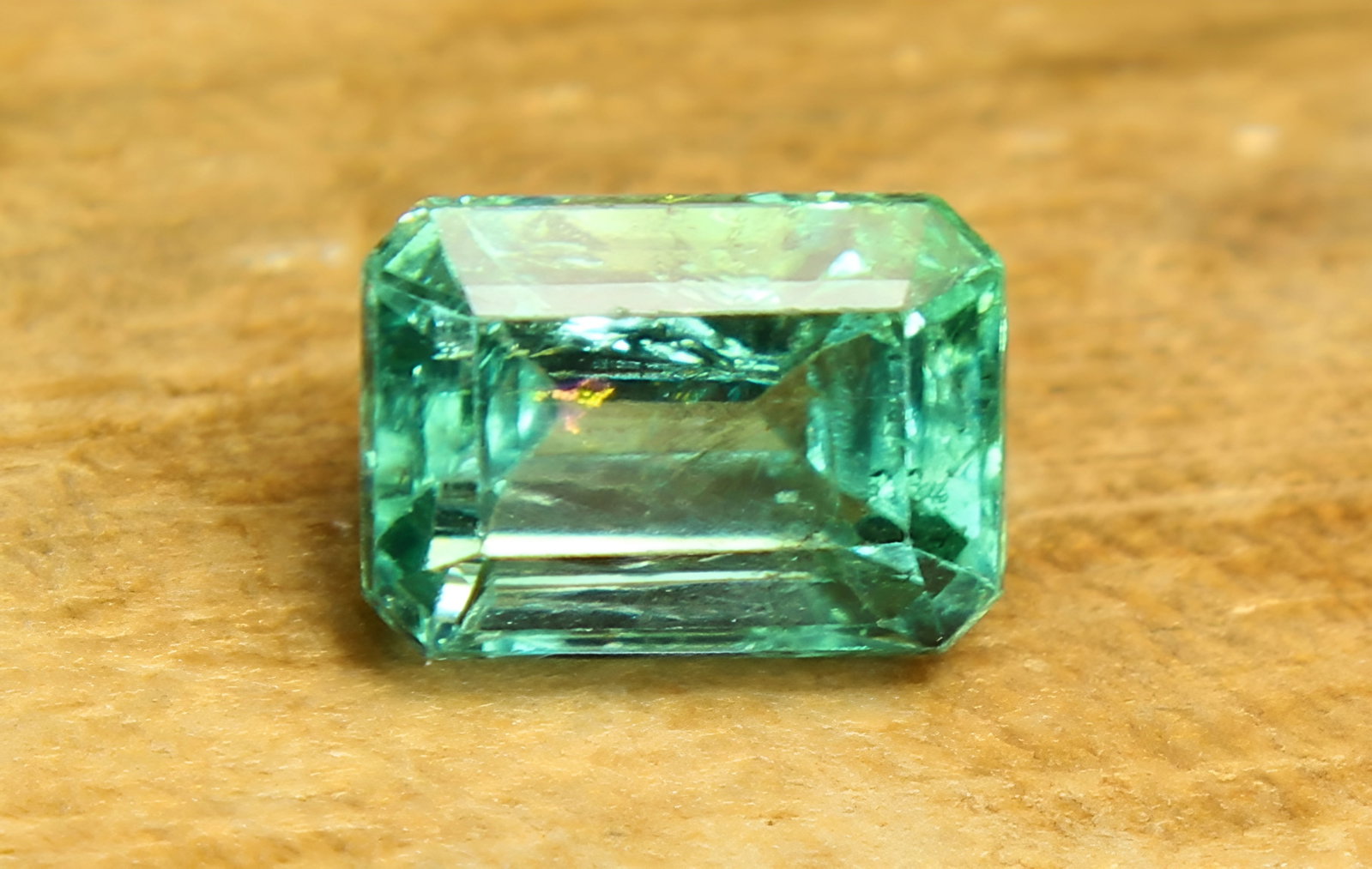 Emerald 1.07 Ct: Title: Emerald 1.07 Ct Description: Species: Beryl Variety: Emerald Shape: Emerald Cut Measurements: 6.92x4.96x4.18mm Colour: Green Certificate: Yes (IGI/Full
