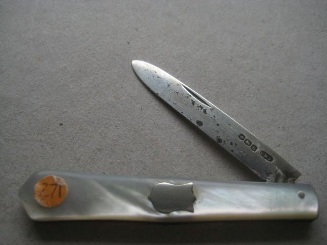 George V Mother of Pearl Hafted Silver Bladed Folding Fruit Knife: Title: George V Mother of Pearl Hafted Silver Bladed Folding Fruit Knife Description: George V Mother of Pearl Hafted Silver Bladed Folding Fruit Knife. The handle is plain. There
