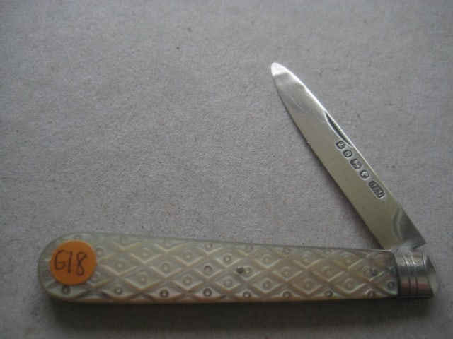 Victorian Mother of Pearl Hafted Silver Bladed Folding Fruit Knife: Title: Victorian Mother of Pearl Hafted Silver Bladed Folding Fruit Knife Description: Victorian Mother of Pearl Hafted Silver Bladed Folding Fruit Knife. The handle is carved into a chequerboard