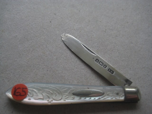 Edwardian Mother of Pearl Hafted Silver Bladed Folding Fruit Knife: Title: Edwardian Mother of Pearl Hafted Silver Bladed Folding Fruit Knife Description: Edwardian Mother of Pearl Hafted Silver Bladed Folding Fruit Knife. The handle is engraved with a floral