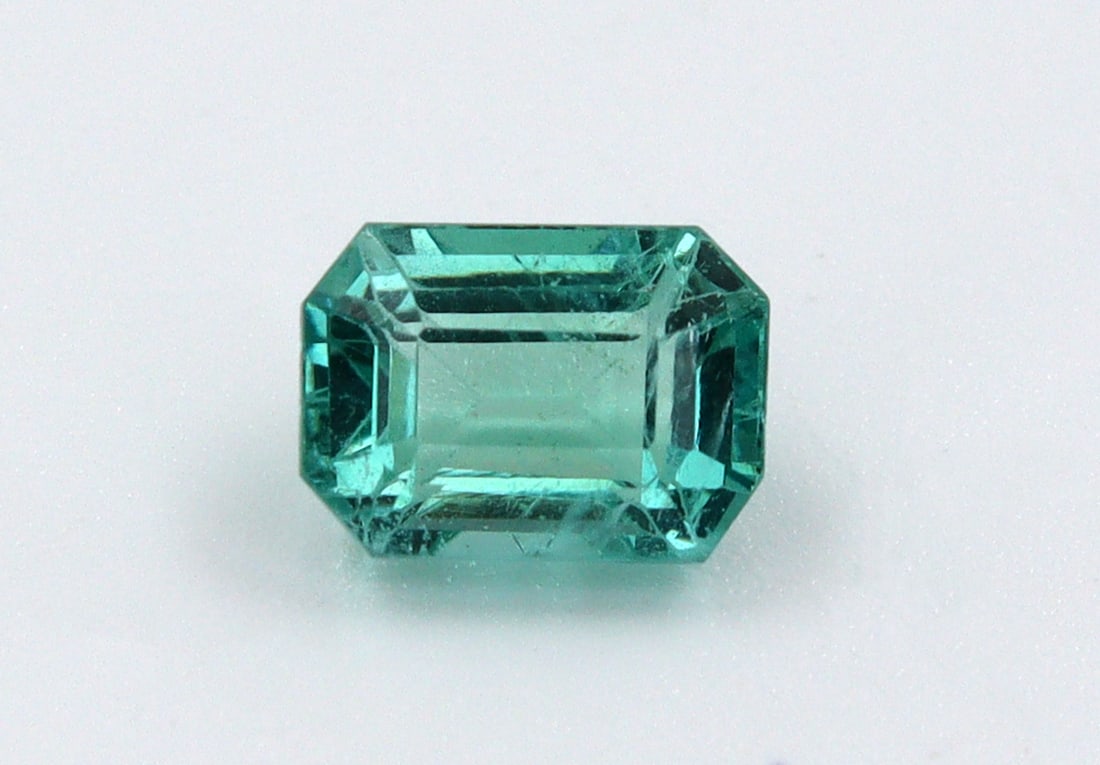 Emerald 1.17 Ct: Title: Emerald 1.17 Ct Description: Species: Beryl Variety: Emerald Shape: Emerald Cut Measurements: 7.01x5.06x4.36mm Colour: Green Certificate: Yes (IGI/Full
