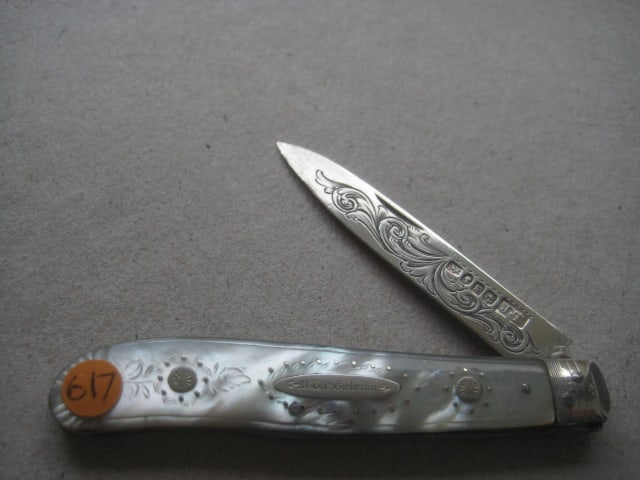 Victorian Mother of Pearl Hafted Silver Bladed Folding Fruit Knife: Title: Victorian Mother of Pearl Hafted Silver Bladed Folding Fruit Knife Description: Victorian Mother of Pearl Hafted Silver Bladed Folding Fruit Knife. The handle is decorated with floral