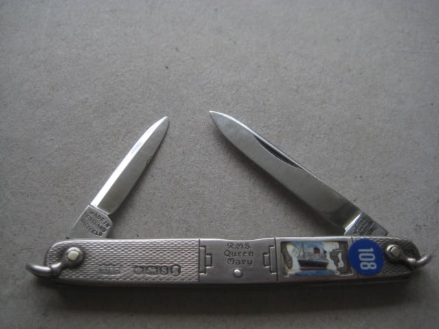 George V RMS Queen Mary Silver Hafted Twin Steel Bladed Folding Penknife: Title: George V RMS Queen Mary Silver Hafted Twin Steel Bladed Folding Penknife Description: George V RMS Queen Mary Silver Commemorative Sided Twin Steel Bladed Penknife. The silver handle is