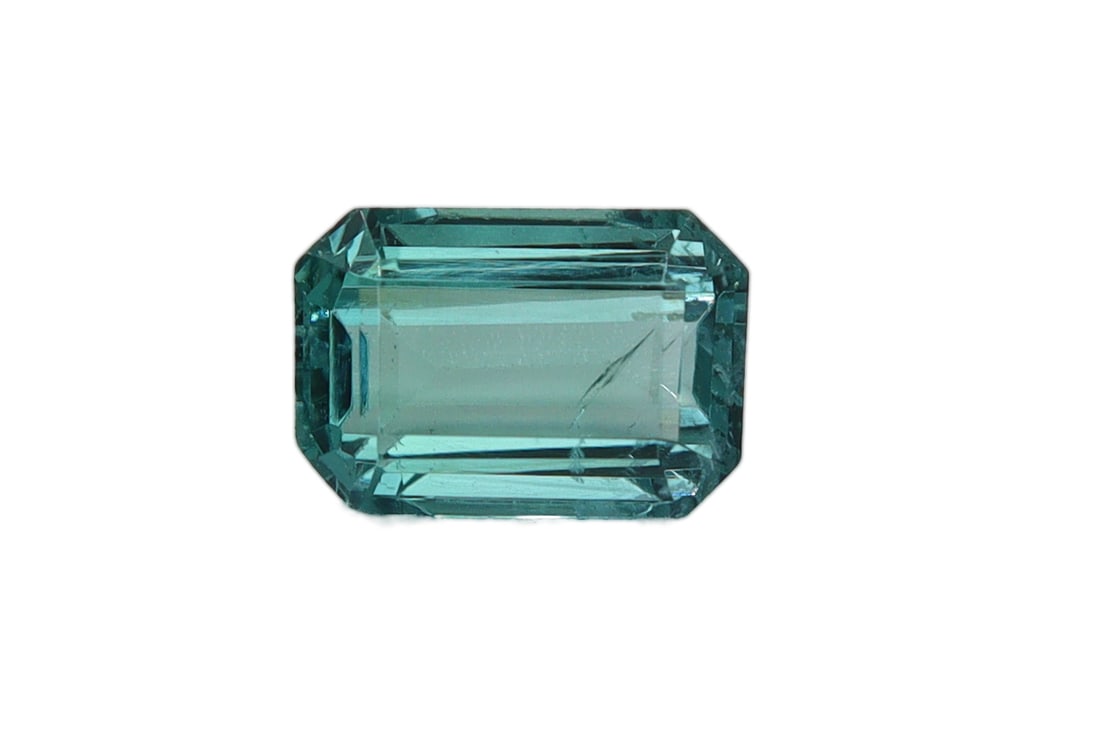 Emerald 1.46 Ct: Title: Emerald 1.46 Ct Description: Species: Beryl Variety: Emerald Shape: Emerald Cut Measurements: 8.08x5.52x4.20mm Colour: Green Certificate: Yes (IGI/Full