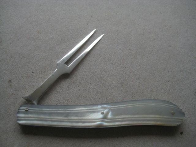 Victorian Mother of Pearl Hafted Matching Silver Bladed Folding Fruit Knife and Folding Fork - 13