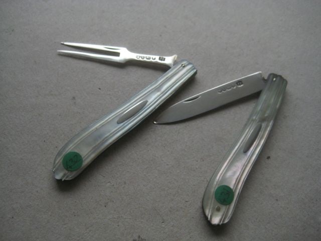 Victorian Mother of Pearl Hafted Matching Silver Bladed Folding Fruit Knife and Folding Fork: Title: Victorian Mother of Pearl Hafted Matching Silver Bladed Folding Fruit Knife and Folding Fork Description: Victorian Mother of Pearl Hafted Matching Silver Bladed Folding Fruit