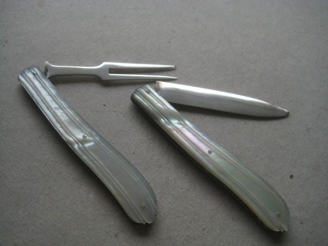Victorian Mother of Pearl Hafted Matching Silver Bladed Folding Fruit Knife and Folding Fork - 2