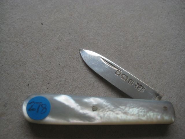 George V Mother of Pearl Hafted Silver Bladed Folding Fruit Knife: Title: George V Mother of Pearl Hafted Silver Bladed Folding Fruit Knife Description: George V Mother of Pearl Hafted Silver Bladed Folding Fruit Knife. The handle is plain. 
