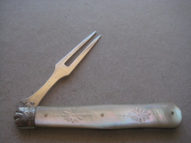 Victorian Mother of Pearl Hafted Silver Bladed Folding Fruit Fork - 2