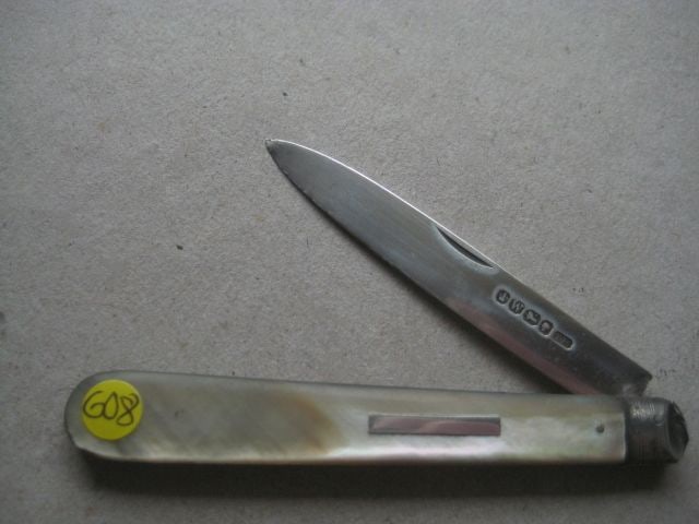 Victorian Mother of Pearl Hafted Silver Bladed Folding Fruit Knife: Title: Victorian Mother of Pearl Hafted Silver Bladed Folding Fruit Knife Description: Victorian Mother of Pearl Hafted Silver Bladed Folding Fruit Knife. The handle is plain. There is a