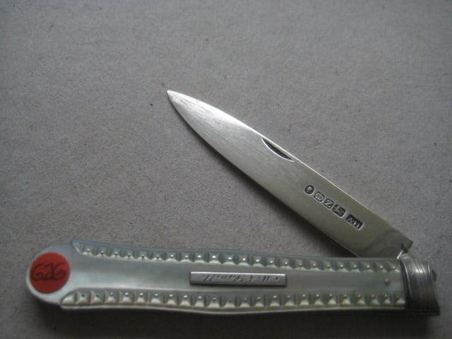Victorian Mother of Pearl Hafted Silver Bladed Folding Fruit Knife: Title: Victorian Mother of Pearl Hafted Silver Bladed Folding Fruit Knife Description: Victorian Mother of Pearl Hafted Silver Bladed Folding Fruit Knife. The handle is carved with a line of silver