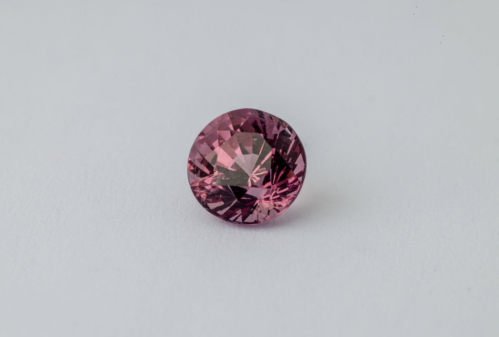 Spinell 0.95 Ct: Title: Spinell 0.95 Ct Description: Species: Natural Spinel Shape: Round Measurements: 5.45x4.45mm Colour: Reddish pink Comment: Untreated Certificate: None Please note:
