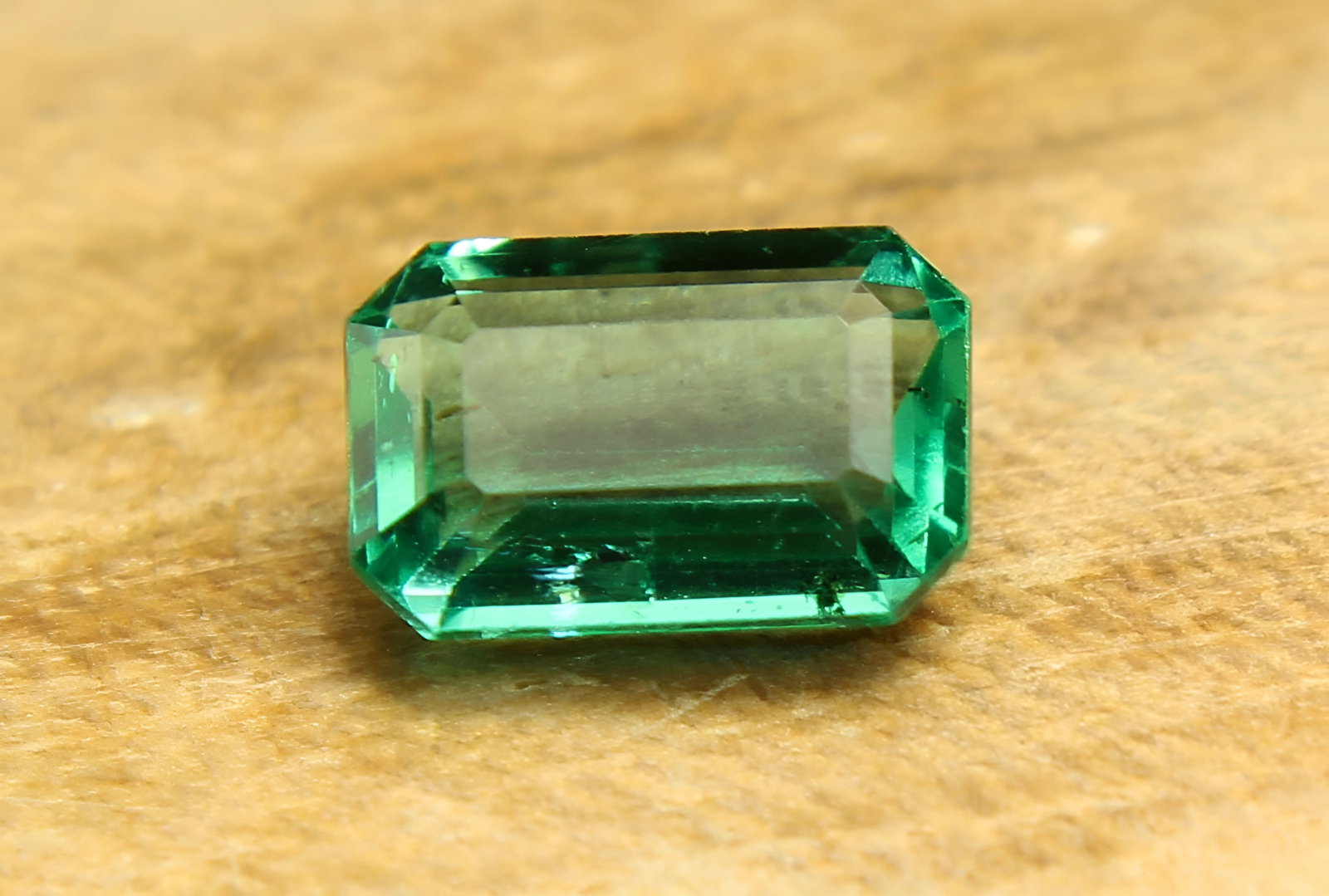 Emerald 0.92 Ct: Title: Emerald 0.92 Ct Description: Species: Beryl Variety: Emerald Shape: Emerald Cut Measurements: 7.02x4.66x3.26mm Colour: Green Certificate: Yes (IGI/Full