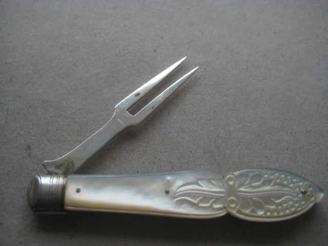 Victorian Mother of Pearl Hafted Silver Folding Fruit Fork - 2
