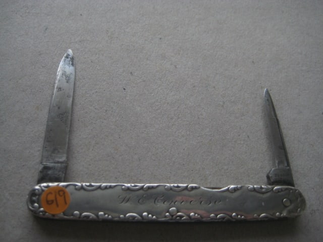 George V Silver Hafted Twin Steel Bladed Folding Penknife: Title: George V Silver Hafted Twin Steel Bladed Folding Penknife Description: George V Silver Hafted Penknife. The handle is engraved with C Scrolls along the edge of the knife handle. 