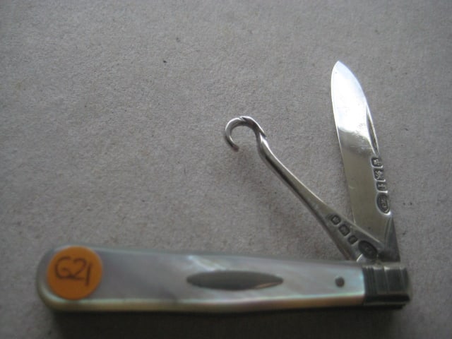 Victorian Mother of Pearl Hafted Twin Silver Bladed Folding Fruit Knife: Title: Victorian Mother of Pearl Hafted Twin Silver Bladed Folding Fruit Knife Description: Victorian Mother of Pearl Hafted Twin Silver Bladed Folding Fruit Knife. The handle is plain. There