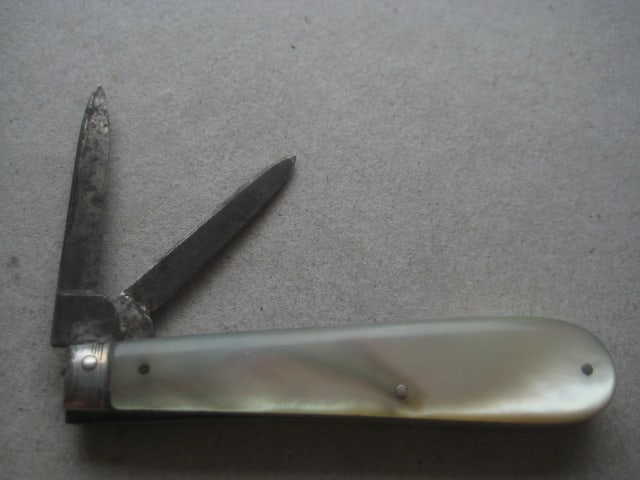 George III Mother of Pearl Hafted Silver Mounted Twin Quill Bladed Folding Fruit Knife - 2