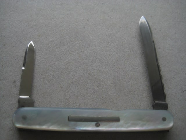 Victorian Mother of Pearl Hafted Twin Steel Bladed Penknife: Title: Victorian Mother of Pearl Hafted Twin Steel Bladed Penknife Description: Victorian Mother of Pearl Hafted Twin Bladed Penknife. The handle is plain. There are two steel blades with