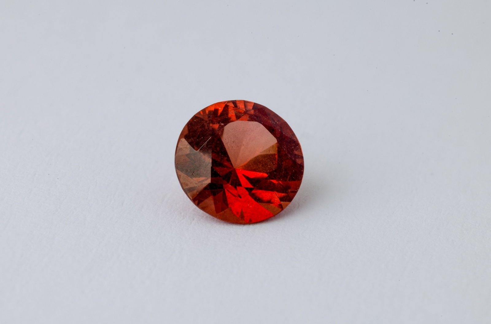Spinell 1.00 Ct: Title: Spinell 1.00 Ct Description: Species: Natural Spinel Shape: Round Measurements: 6.15x3.97mm Colour: Oragnish Red Comment: Untreated Certificate: None Please note: