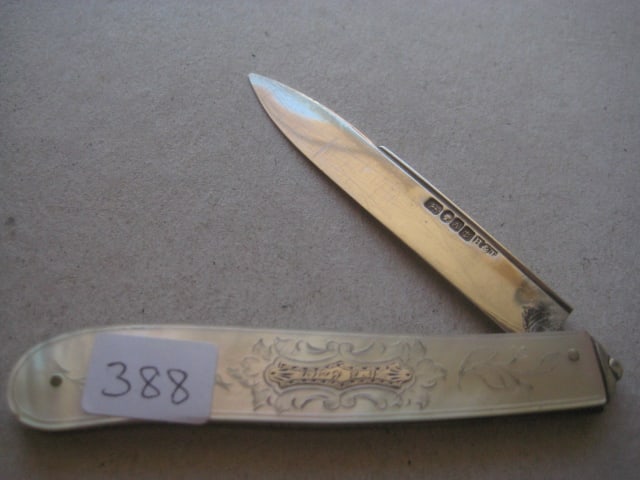 Victorian Mother of Pearl Hafted Silver Bladed Folding Fruit Knife: Title: Victorian Mother of Pearl Hafted Silver Bladed Folding Fruit Knife Description: Victorian Mother of Pearl Hafted Silver Bladed Folding Fruit Knife. The handle is decorated with