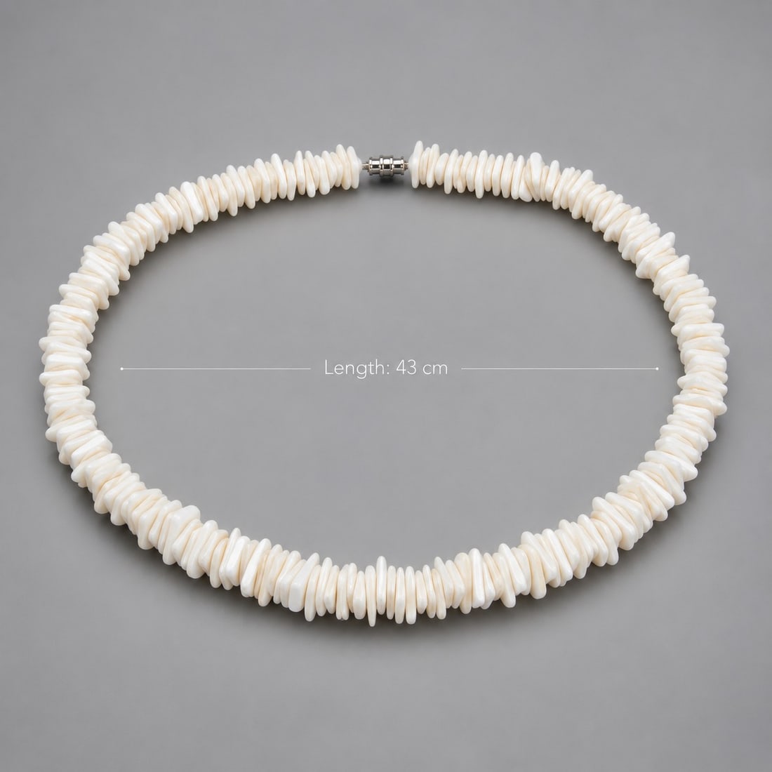 Natural Mother of Pearl Chip Necklace – 43 cm: Title: Natural Mother of Pearl Chip Necklace – 43 cm Description: Elegant necklace crafted from natural Mother of Pearl chips in soft ivory-white tones. The organic shapes and subtle iridescent