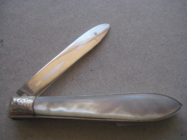 George V Mother of Pearl Hafted Silver Bladed Folding Fruit Knife: Title: George V Mother of Pearl Hafted Silver Bladed Folding Fruit Knife Description: George V Mother of Pearl Hafted Silver Bladed Folding Fruit Knife. The handle is plain. The