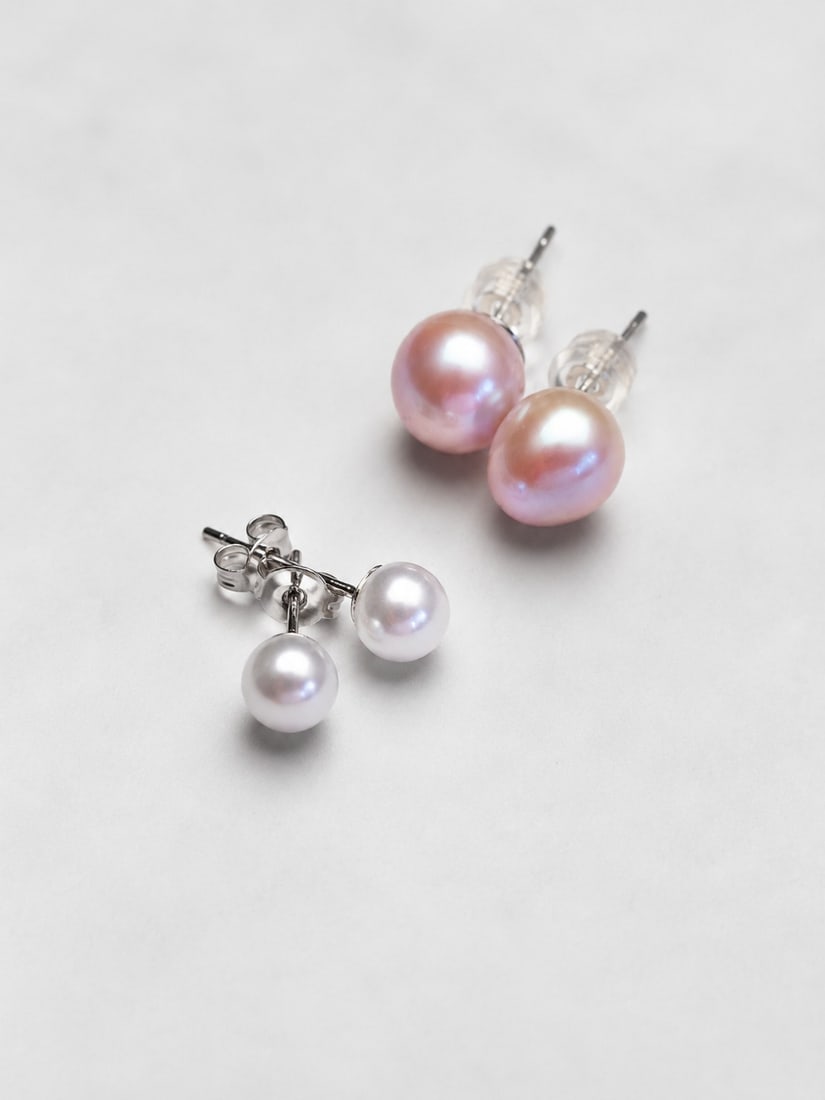Freshwater Pearl Stud Earrings Set – White & Pink Pearl Pairs: Title: Freshwater Pearl Stud Earrings Set – White & Pink Pearl Pairs Description: Elegant set of freshwater pearl stud earrings featuring two classic pairs: one pair of luminous white