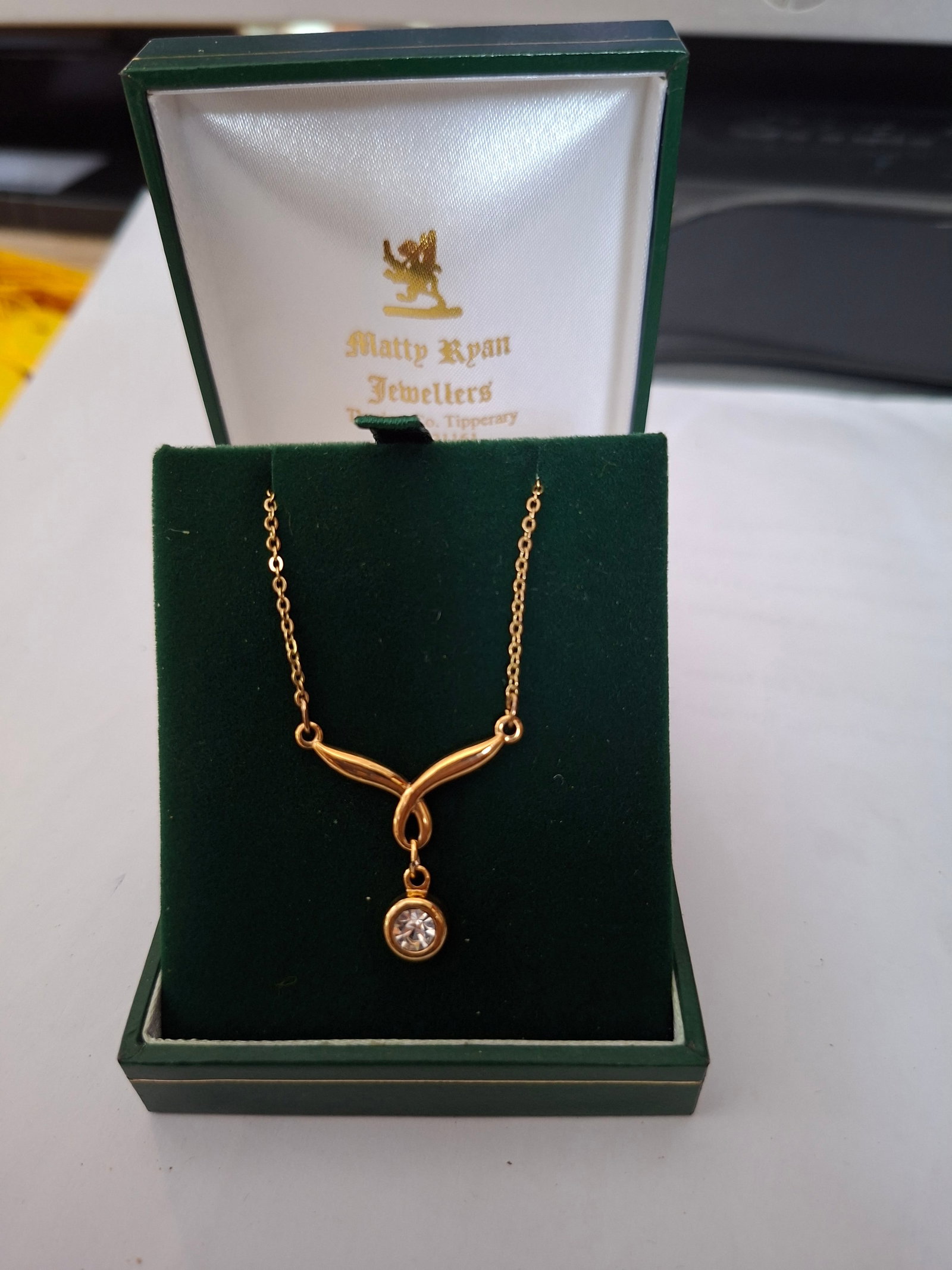 Golden Tone Chain and Pendant With Cubic Zirconia Stone: Title: Golden Tone Chain and Pendant With Cubic Zirconia Stone Description: Gold tone chain and pendant with stone believedcto be cubic zirconia. In new condition but is vintage style Comes