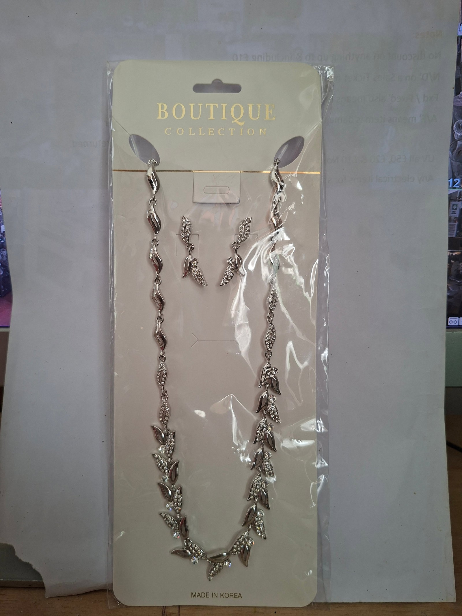 Pretty Silver Tone Necklace and Earrings Set: Title: Pretty Silver Tone Necklace and Earrings Set Description: Pretty silver tone necklace and earrings set. For pierced ears. Leaf design with diamantés which sparkle nicely. Condition: New