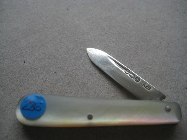 George V Mother of Pearl Hafted Silver Bladed Folding Fruit Knife: Title: George V Mother of Pearl Hafted Silver Bladed Folding Fruit Knife Description: George V Mother of Pearl Hafted Silver Bladed Folding Fruit Knife. The handle is plain. 